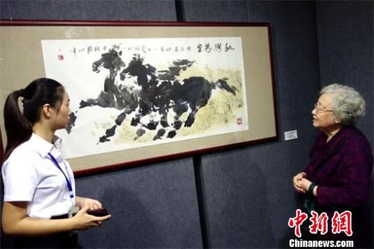 内江市民参观画展 。　郭飞　摄