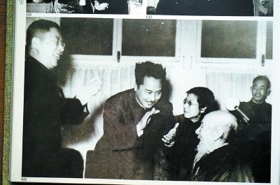 1953年，老舍、叶浅予向齐白石老人贺九十三岁寿辰