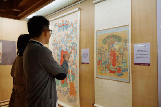 观众参观张大千临摹敦煌壁画作品展（摄影 宋伟）